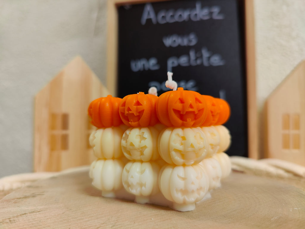 Bougie Moulée Cubique Têtes de Citrouille - Couleurs Automnales